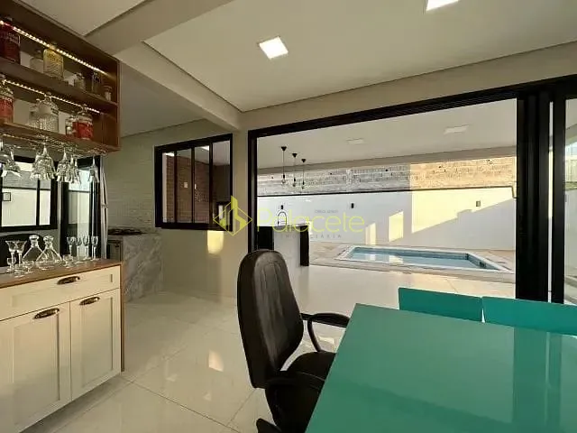 Casa com 307m² 4 quartos e 4 banheiros, à venda, no bairro Jardim Marlene Miranda em Taubaté