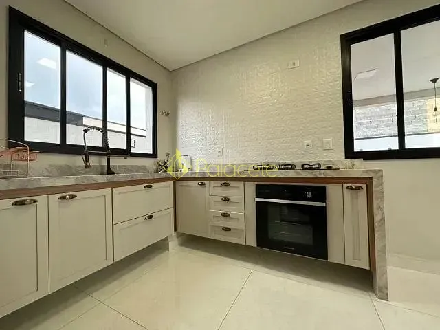 Casa com 307m² 4 quartos e 4 banheiros, à venda, no bairro Jardim Marlene Miranda em Taubaté