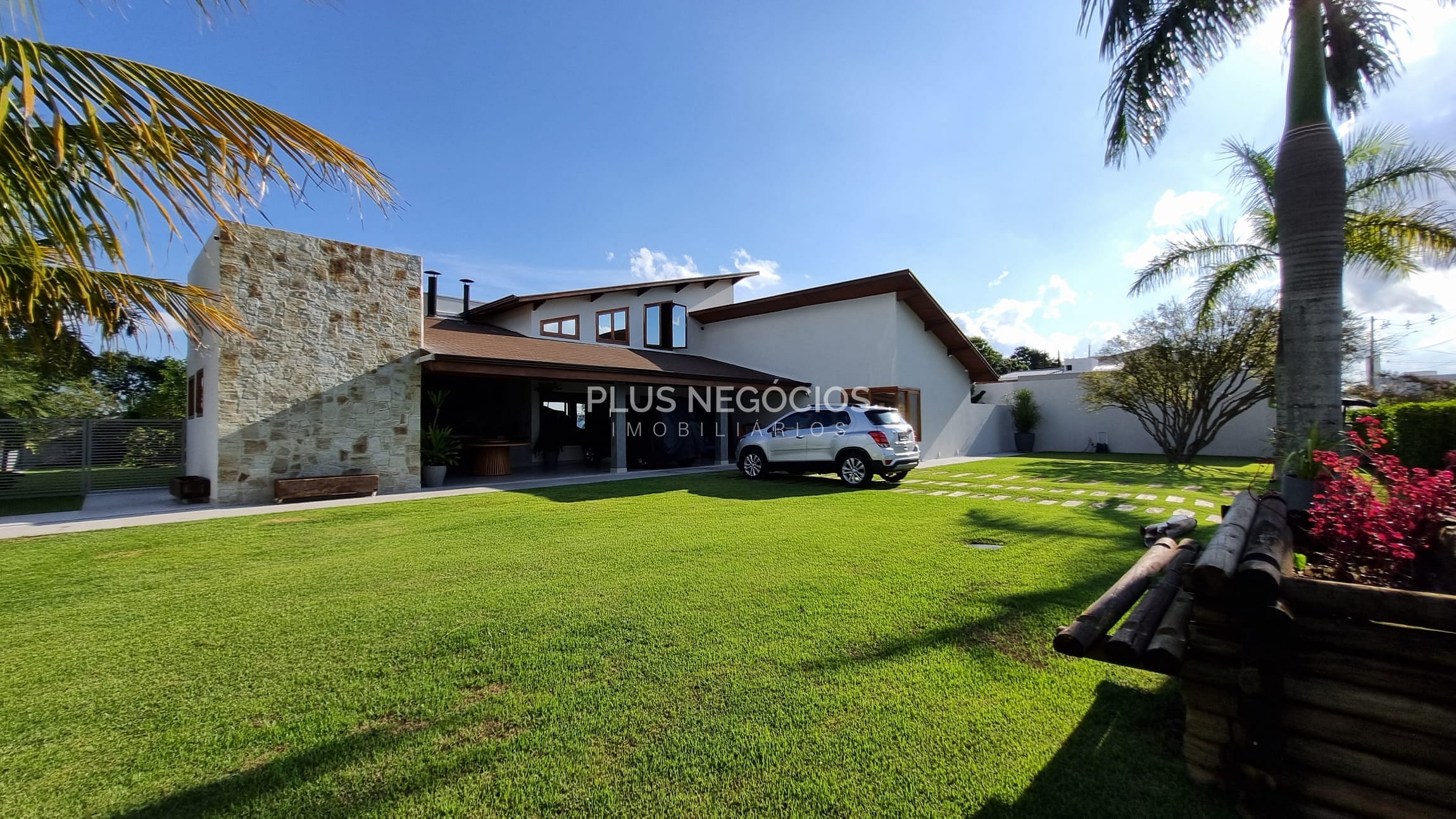 Casa à venda com 3 quartos, 323m² - Foto 1