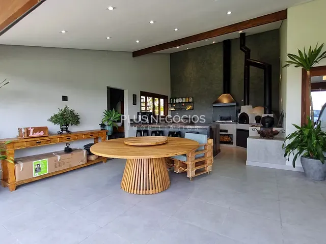 Casa com 1241m² 3 quartos e 5 banheiros, à venda, no bairro Condomínio Village Araçoiaba em Araçoiaba da Serra