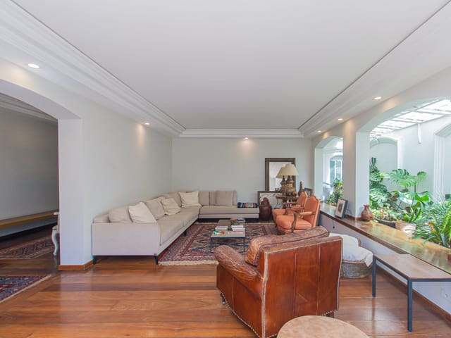 Casa com 350m² 4 quartos e 6 banheiros, à venda, no bairro Pacaembu em São Paulo