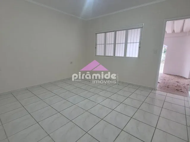 Casa com 250m² 3 quartos e 2 banheiros, para alugar, no bairro Conjunto Residencial Vale dos Pinheiros em São José Dos Campos