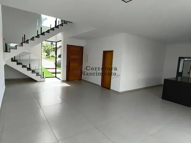 Casa com 370m² 3 quartos e 4 banheiros, para alugar, no bairro Vila Zezé em Jacareí