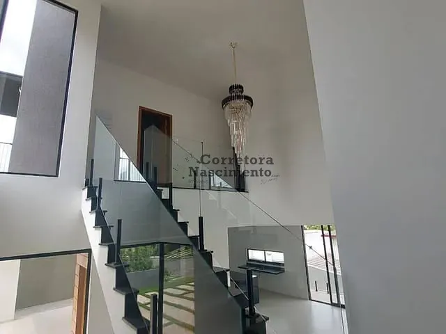 Casa com 370m² 3 quartos e 4 banheiros, para alugar, no bairro Vila Zezé em Jacareí