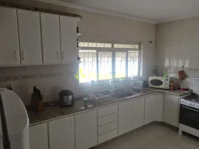 Casa com 300m² 2 quartos e 2 banheiros, à venda, no bairro Centro em Tremembé
