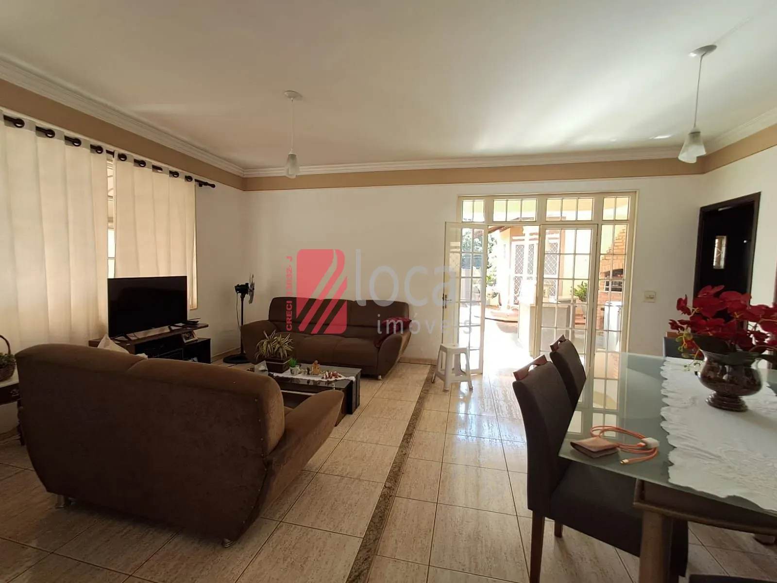 Casa com 3 quartos para aluguel, 300m² — foto 1 de 26