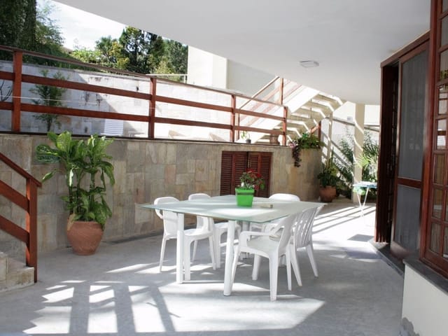 Casa com 575m² 4 quartos e 5 banheiros, à venda ou para alugar, no bairro Alphaville Residencial Um em Barueri