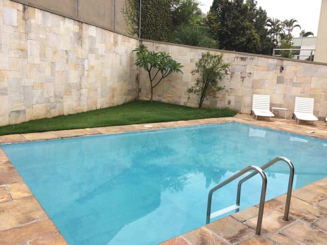 Casa com 575m² 4 quartos e 5 banheiros, à venda ou para alugar, no bairro Alphaville Residencial Um em Barueri