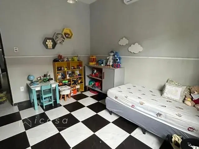 Casa com 417m² 4 quartos e 2 banheiros, à venda, no bairro Campos Elíseos em Taubaté