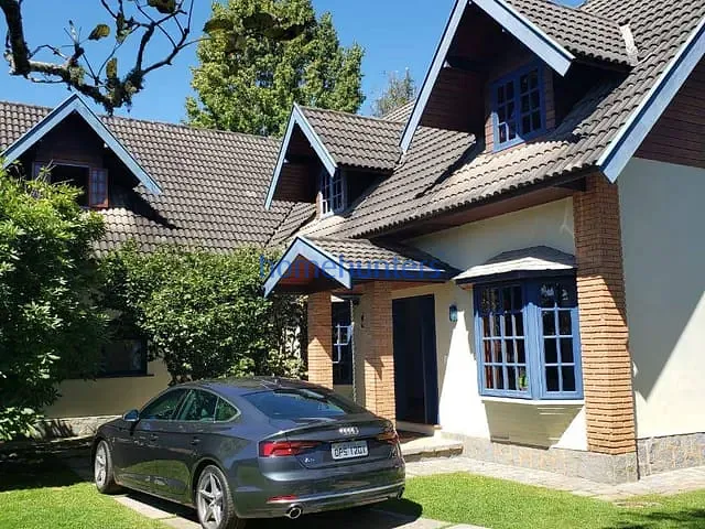Casa com 1197m² 6 quartos e 7 banheiros, à venda, no bairro Vila Capivari em Campos do Jordão
