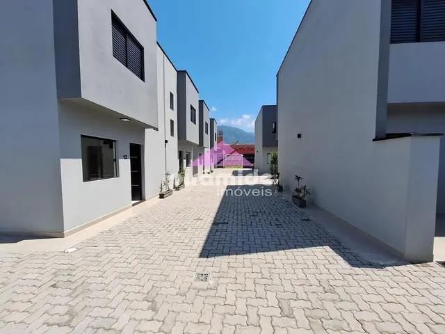 Casa com 73m² 2 quartos e 1 banheiro, à venda, no bairro Capricórnio em Caraguatatuba