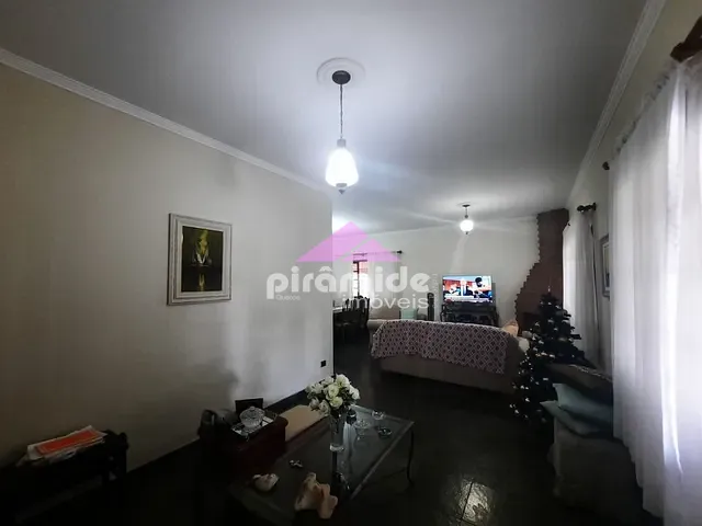 Casa com 312m² 4 quartos e 2 banheiros, à venda, no bairro Bosque dos Eucaliptos em São José dos Campos
