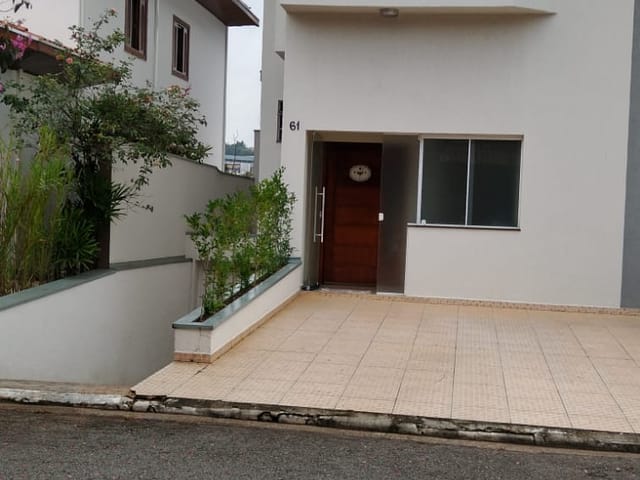 Casa com 300m² 4 quartos e 5 banheiros, à venda, no bairro Jardim Independência em Taubaté