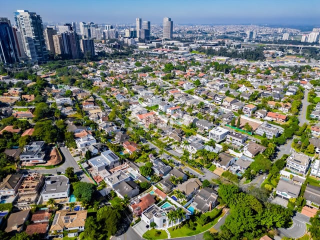 Casa com 1722m² 4 quartos e 7 banheiros, à venda, no bairro Alphaville em Barueri