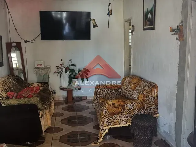 Casa com 300m² 4 quartos e 2 banheiros, à venda, no bairro Vila Tatetuba em São José dos Campos