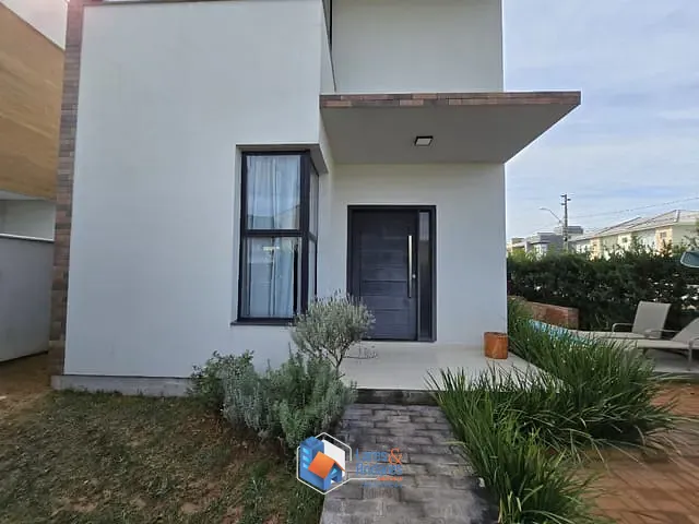 Casa com 240m² 3 quartos e 3 banheiros, à venda, no bairro São João do Rio Vermelho em Florianópolis