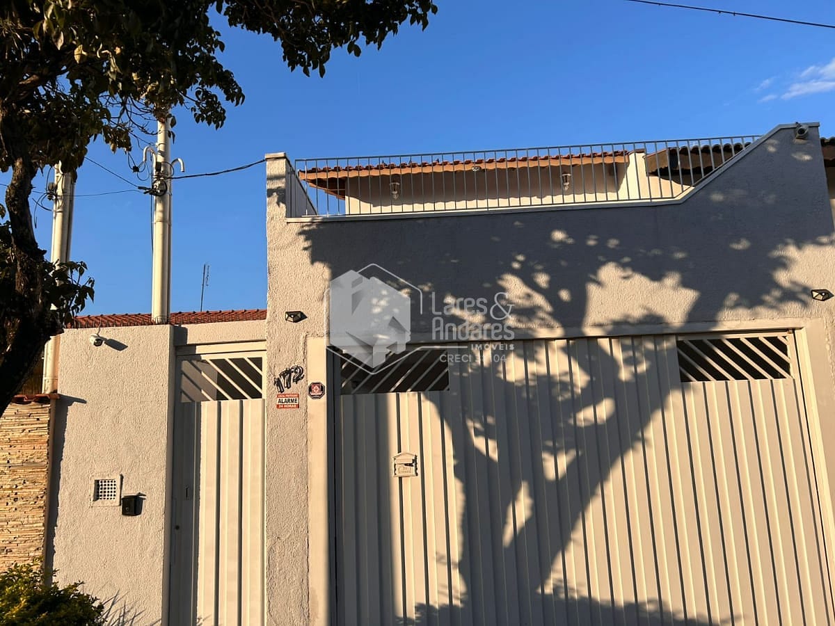 Casa à venda com 3 quartos, 196m² - Foto 1