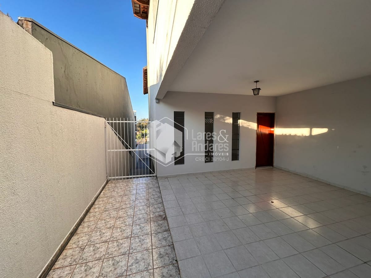 Casa à venda com 3 quartos, 196m² - Foto 2