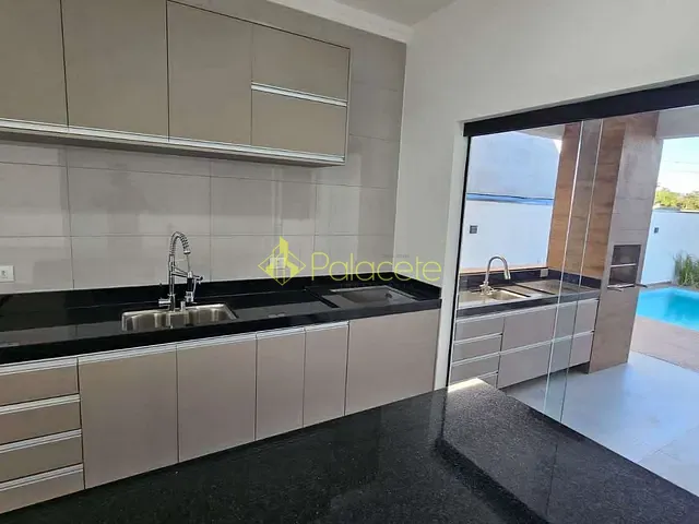 Casa com 258m² 3 quartos e 2 banheiros, à venda, no bairro Centro em Tremembé