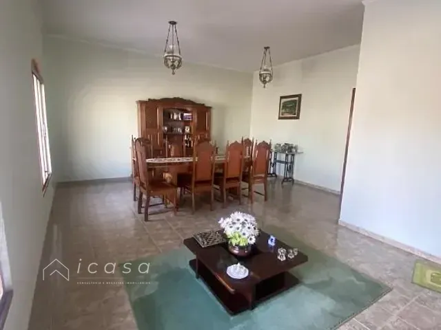 Casa com 250m² 3 quartos e 2 banheiros, à venda ou para alugar, no bairro Vila Resende em Caçapava