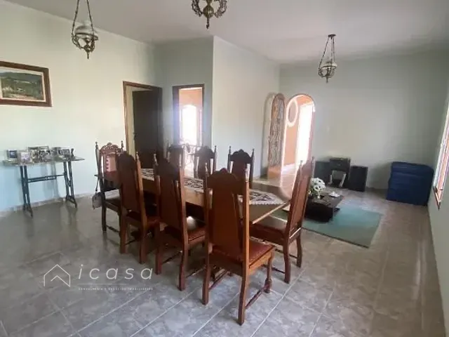Casa com 250m² 3 quartos e 2 banheiros, à venda ou para alugar, no bairro Vila Resende em Caçapava