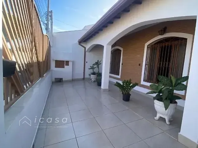 Casa com 250m² 3 quartos e 2 banheiros, à venda ou para alugar, no bairro Vila Resende em Caçapava