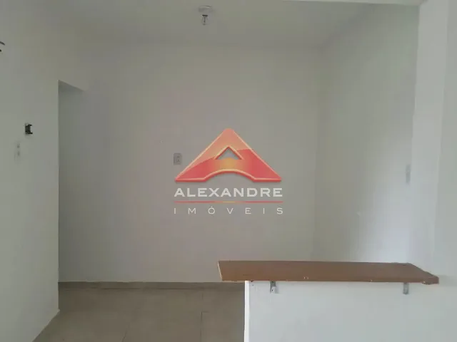 Casa com 10m² 1 quarto e 1 banheiro, para alugar, no bairro Jardim Ismênia em São José Dos Campos