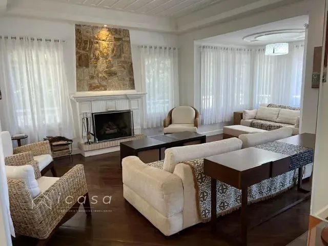 Casa com 1060m² 4 quartos e 6 banheiros, à venda, no bairro Campos Do Jordão em Campos do Jordão