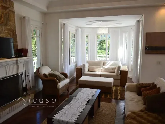 Casa com 1060m² 4 quartos e 6 banheiros, à venda, no bairro Campos Do Jordão em Campos do Jordão