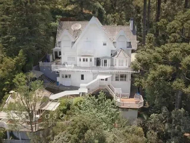 Casa com 1060m² 4 quartos e 6 banheiros, à venda, no bairro Campos Do Jordão em Campos do Jordão