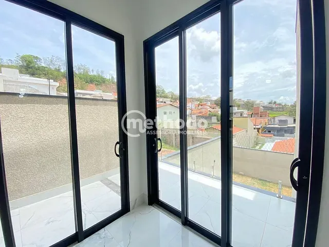 Casa com 300m² 4 quartos e 5 banheiros, à venda, no bairro Bosque dos Eucaliptos em Valinhos