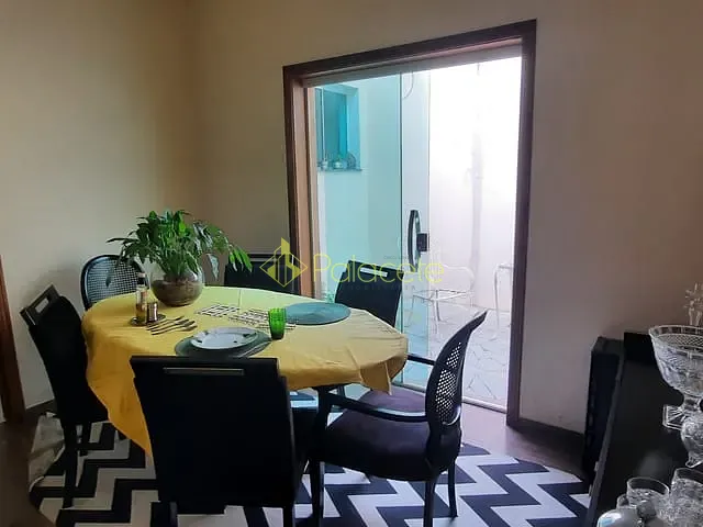 Casa com 392m² 4 quartos e 2 banheiros, à venda, no bairro Jardim Indepedência em Guaratinguetá