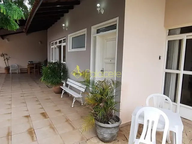 Casa com 392m² 4 quartos e 2 banheiros, à venda, no bairro Jardim Indepedência em Guaratinguetá