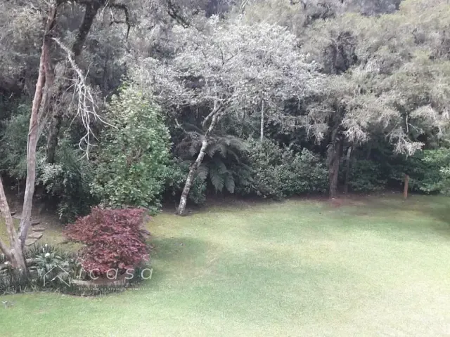 Casa com 1000m² 5 quartos e 7 banheiros, à venda ou para alugar, no bairro Vila Capivari em Campos do Jordão