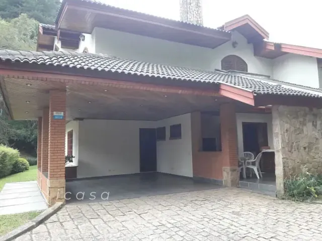 Casa com 1000m² 5 quartos e 7 banheiros, à venda ou para alugar, no bairro Vila Capivari em Campos do Jordão