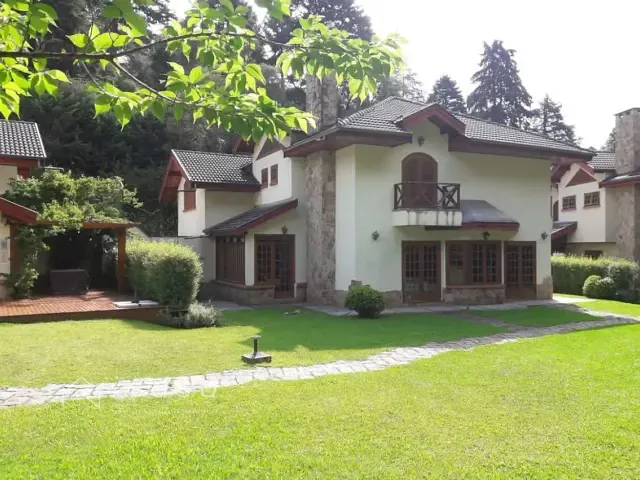 Casa com 1000m² 5 quartos e 7 banheiros, à venda ou para alugar, no bairro Vila Capivari em Campos do Jordão