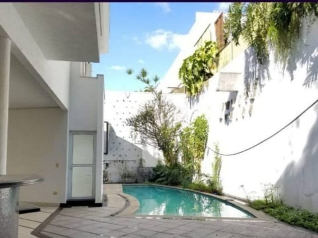 Casa com 850m², para alugar, no bairro Alphaville Residencial Um em Barueri