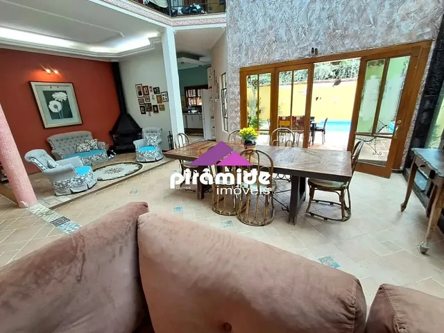 Casa com 10m² 4 quartos e 4 banheiros, à venda ou para alugar, no bairro Loteamento Villa Branca em Jacareí