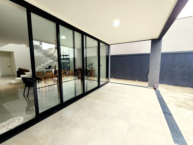 Casa com 300m² 4 quartos e 5 banheiros, à venda, no bairro Piracangaguá em Taubaté