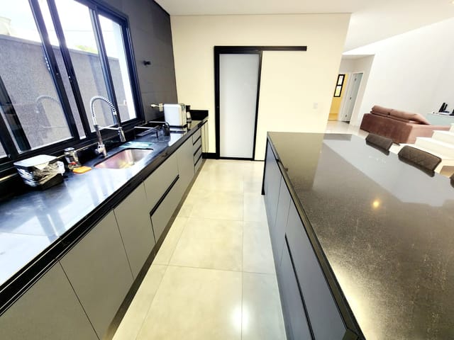 Casa com 300m² 4 quartos e 5 banheiros, à venda, no bairro Piracangaguá em Taubaté