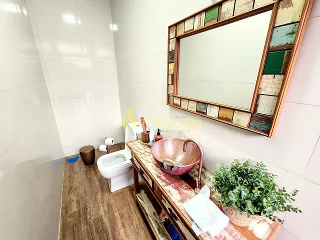 Casa com 300m² 4 quartos e 5 banheiros, à venda, no bairro Piracangaguá em Taubaté