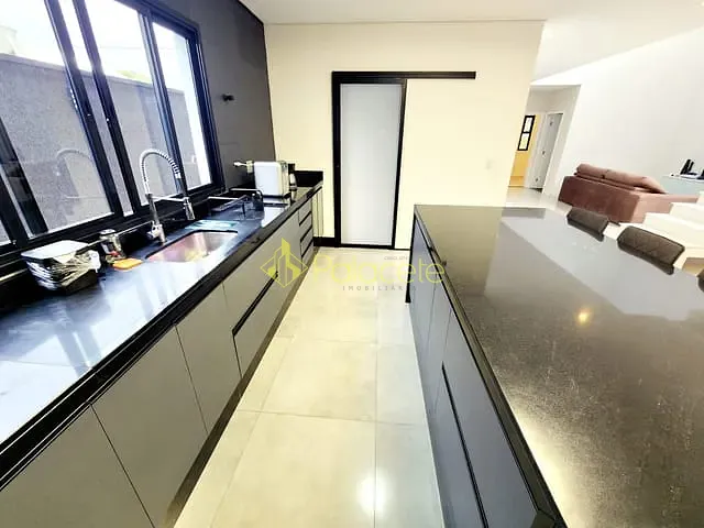 Casa com 300m² 4 quartos e 5 banheiros, à venda, no bairro Piracangaguá em Taubaté