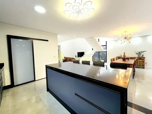 Casa com 300m² 4 quartos e 5 banheiros, à venda, no bairro Piracangaguá em Taubaté
