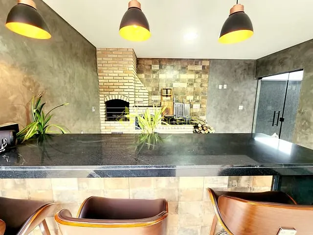 Casa com 300m² 4 quartos e 5 banheiros, à venda, no bairro Piracangaguá em Taubaté