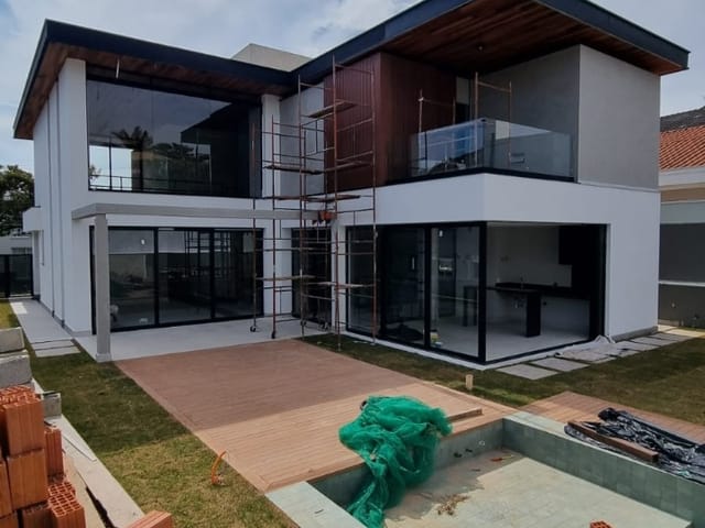Casa com 550m² 4 quartos e 6 banheiros, à venda, no bairro Residencial Morada dos Lagos em Barueri