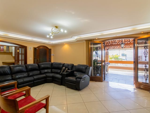 Foto do Casa - Casa tipo para venda em Vila Galvão com 3 quartos, 331m² | Lares e Andares Imóveis