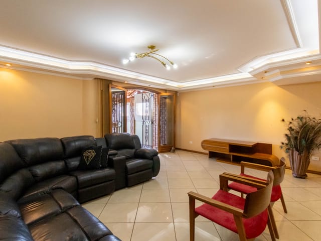 Foto do Casa - Casa tipo para venda em Vila Galvão com 3 quartos, 331m² | Lares e Andares Imóveis