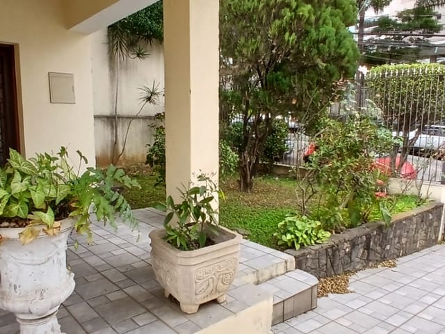 Casa com 300m² 3 quartos e 2 banheiros, à venda, no bairro Vila Alexandria em São Paulo