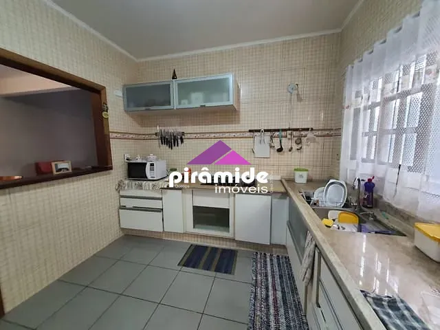 Casa com 250m² 4 quartos e 3 banheiros, à venda, no bairro Jardim das Indústrias em São José dos Campos