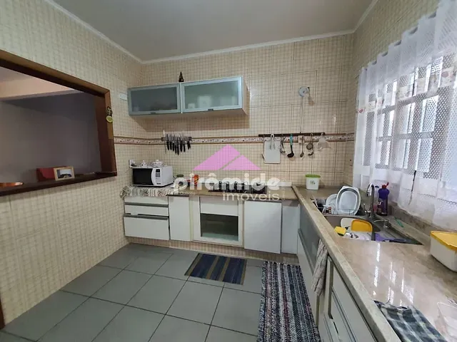 Casa com 250m² 4 quartos e 3 banheiros, à venda, no bairro Jardim das Indústrias em São José dos Campos